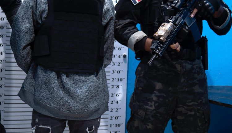 Uno de los detenidos en operativo en el sector Capotillo.