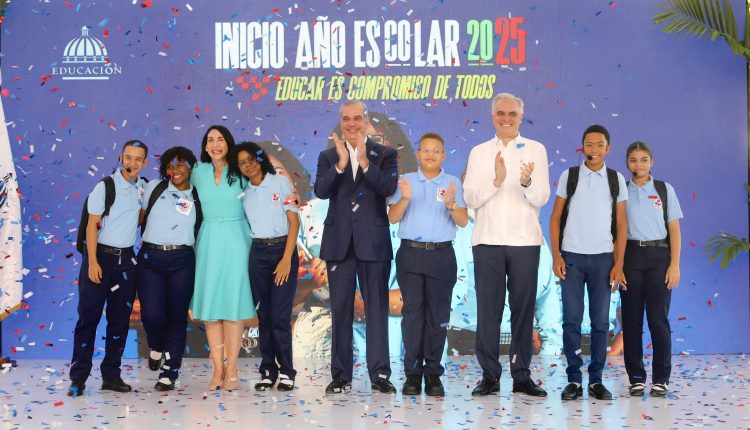 Abinader junto al ministro de Educación y estudiantes, en el inicio del año escolar.