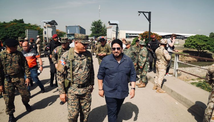 Teniente general Carlos Fernández Onofre y Joseph M. Humire.