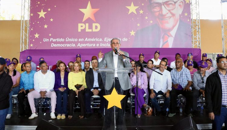Danilo Medina habla en asasmblea del PLD en Santo Domingo Oeste.