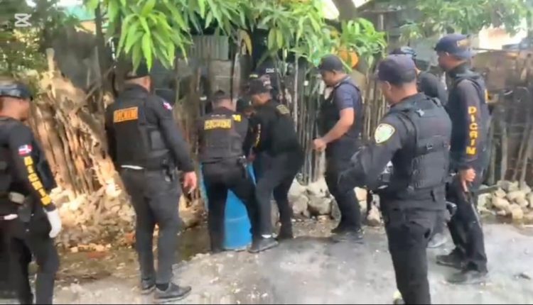 Agentes policiales en operativo en Cabral.