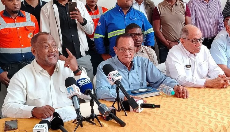 Representantes de las centrales sindicales.