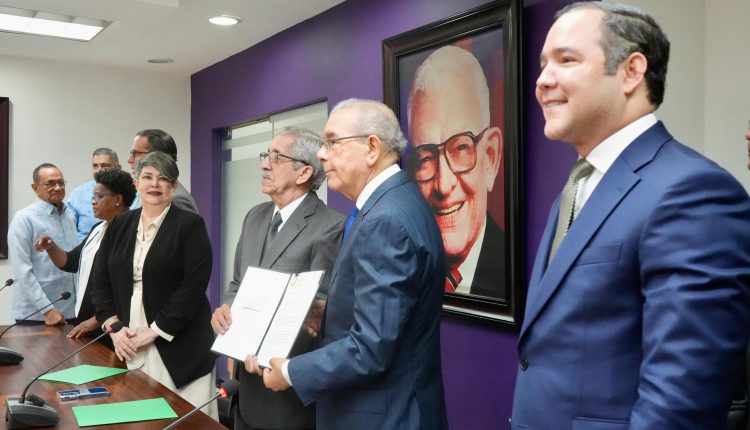 Danilo Medina cuando recibe el informe del CES