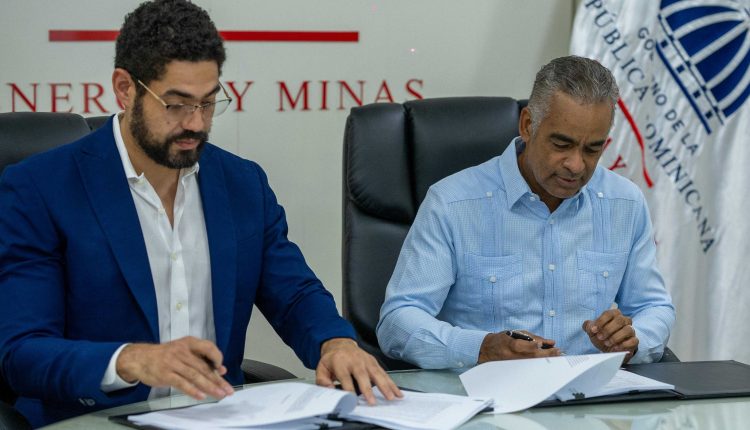 Ministro Joel Santos durante firma de acuerdo con el presidente del consorcio, Félix Manuel Santana Reyes.