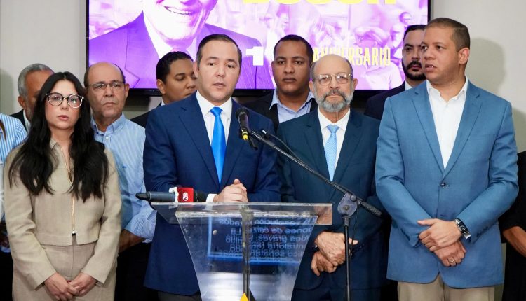 Johnny Pujols y dirigentes del PLD.