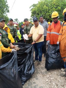 Empleados de Medio Ambiente en jornada de limpieza.