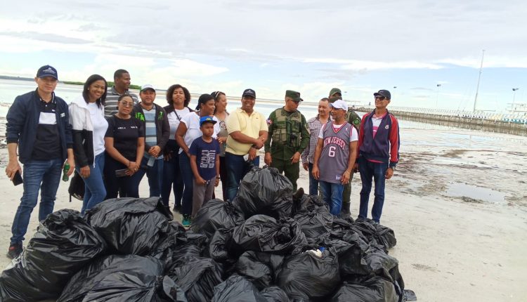 Empleados de Medio Ambiente en jornada de limpieza.