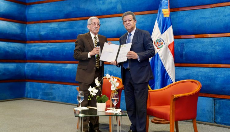 Leonel recibe informe del diálogo sobre crisis haitiana.