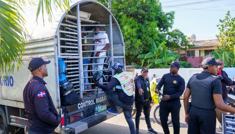 Indocumentados detenidos en operativo de Migración.