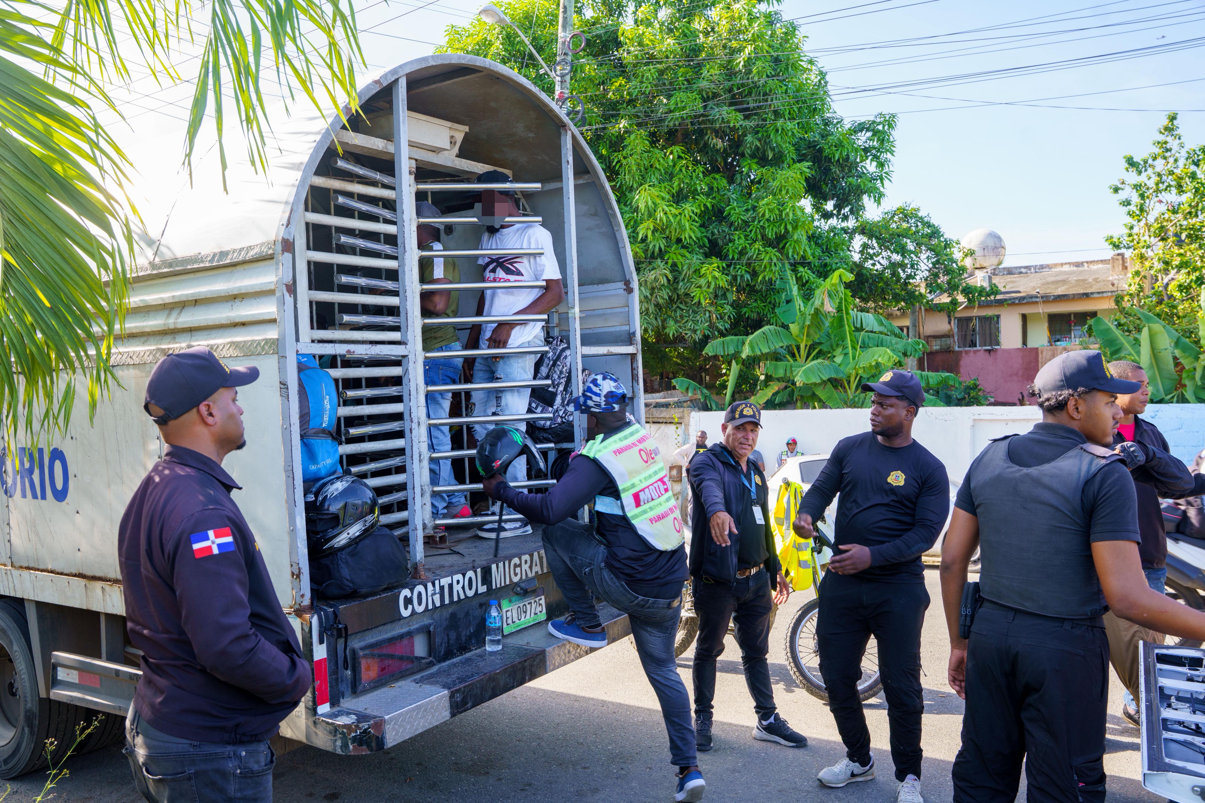 Indocumentados detenidos en operativo de Migración.