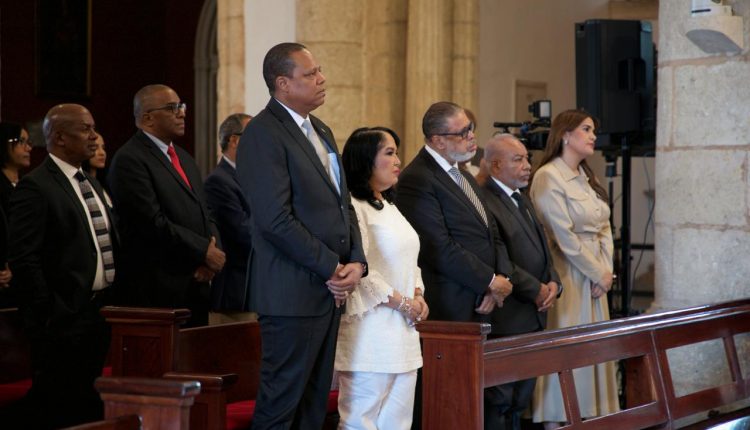 Eddy Alcántara y funcionarios asisten a misa.