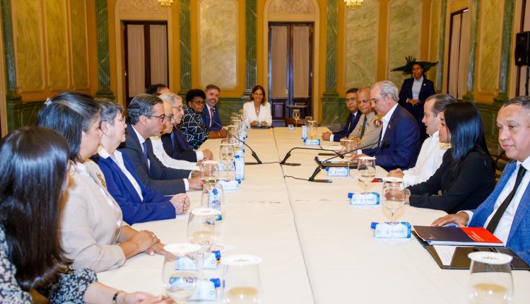 Reunión de Luis Abinader con miembros del Consejo Económico y Social.