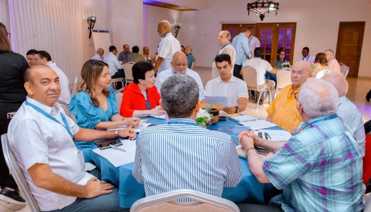 Hipólito Mejía y otros dirigentes en taller del PRM.