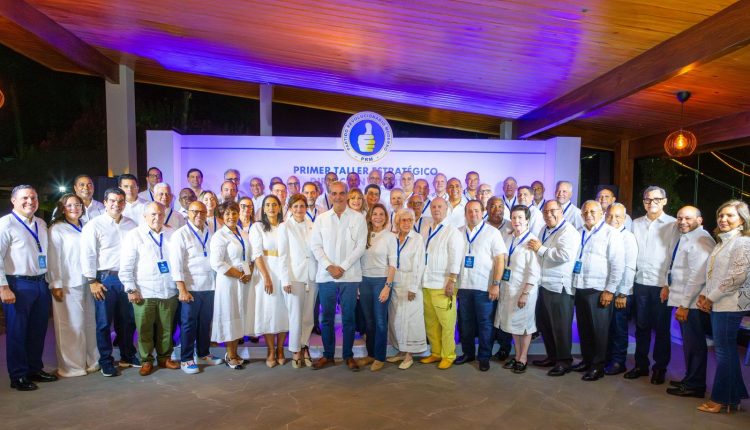 Luis Abinader junto a dirigentes del PRM en taller desarrollado en Jarabacoa.