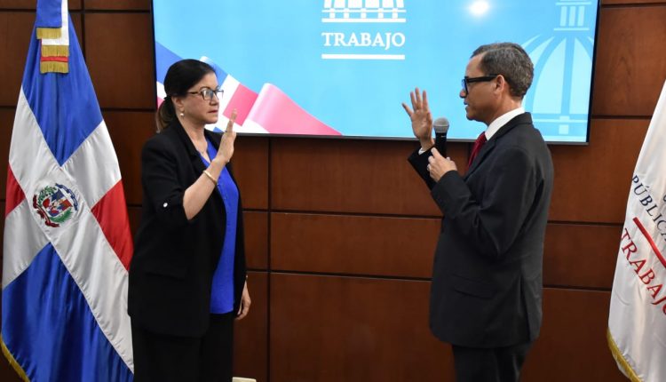 Eddy Olivares toma juramento a Aura Celeste Fernández.