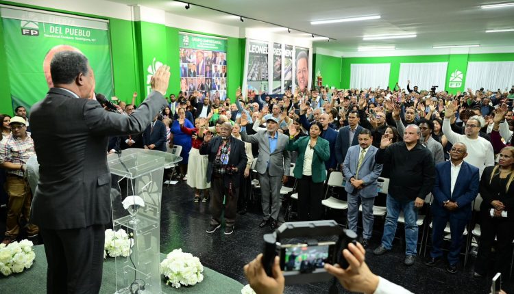 Leonel Fernández toma juramento a nuevos miembros de la Fuerza del Pueblo.