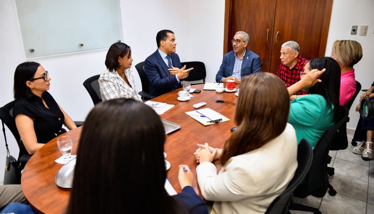 Elías Báez y representantes de la DIDA.