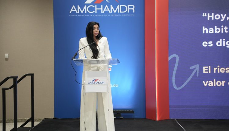 Yenni Berenice Reynoso en almuerzo de la Cámara Americana de Comercio.