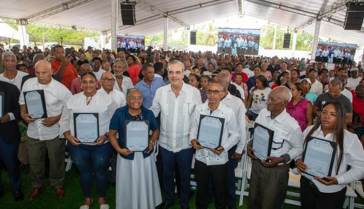 Abinader cuando entrega títulos de propiedad.