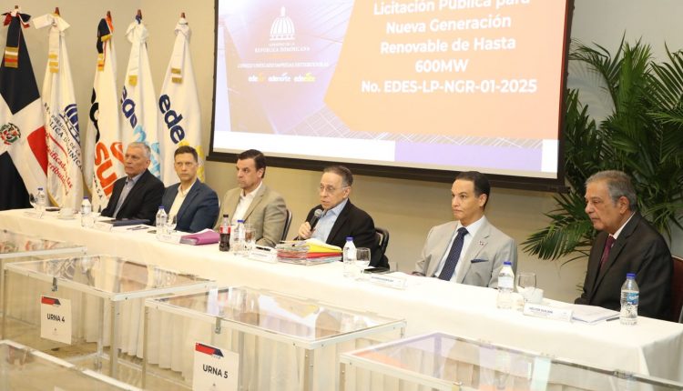 Celso Marranzini y otros ejecutivos del CUED encabezaron inicio de licitación para generación renovable.