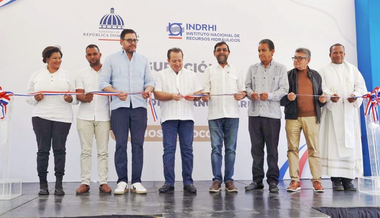 José Ignacio Paliza corta cintaa para inicio de obras en Ocoa.