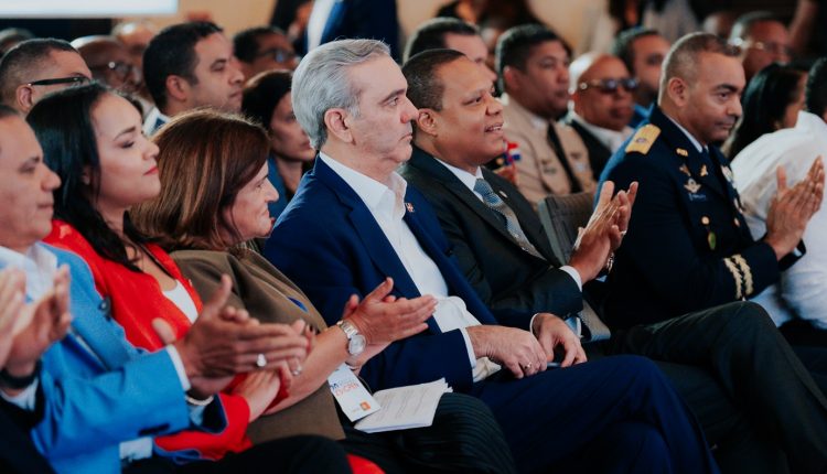 El presidente Luis Abinader junto al director de Pro Consumidor, Eddy Alcántara.