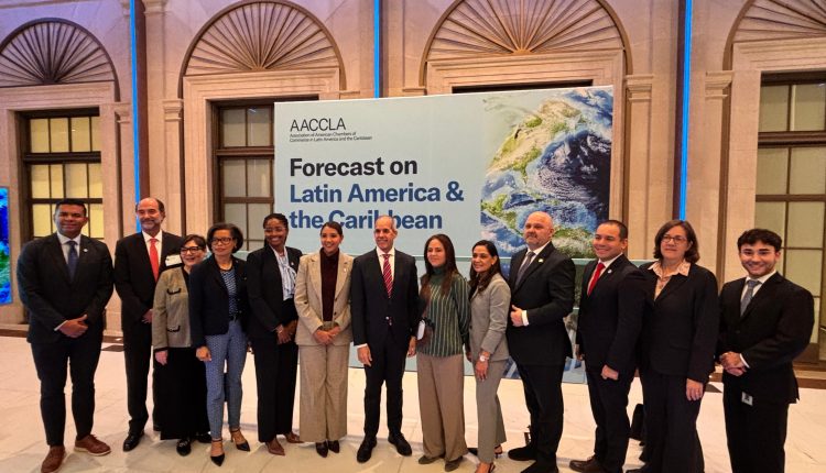 Edwin de los Santos junto a miembros de la Asociación de Cámaras de Comercio Americanas en América Latina y el Caribe.