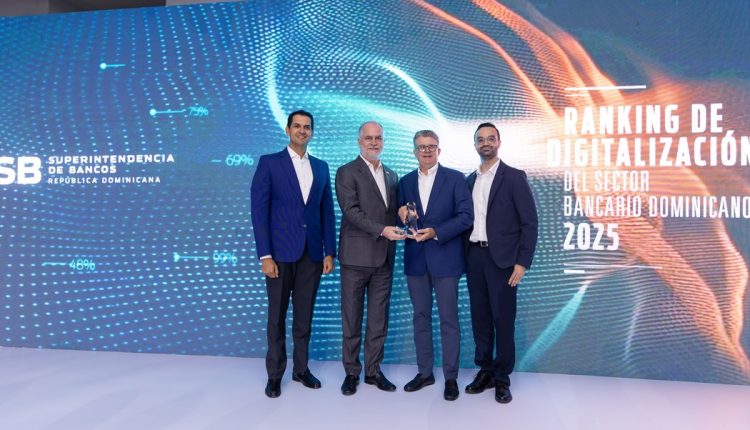 Ejecutivos del Banco Popular reciben distinción.