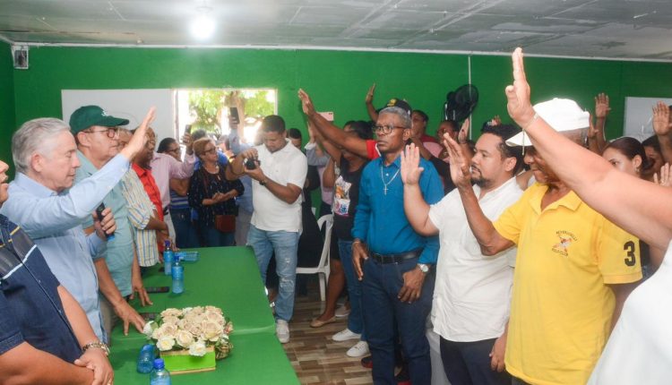 Freddy Pérez juramenta a nuevos miembros en la Fuerza del Pueblo.