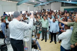 Leonel Fernández toma juramento a nuevos miembros de la Fuerza del Pueblo.