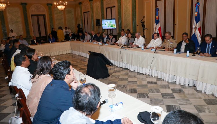 Reunión de Abinader con representantes de orgsnismos de socorro.