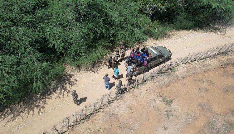 Indocumentados detenidos por el Ejército.