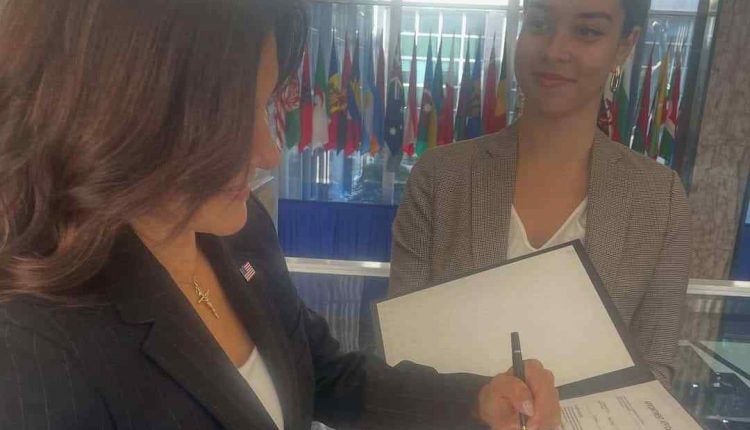 Leah Campos cuando firma el libro de su juramentación.