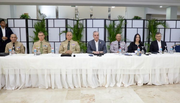 Luis Abinader mientras encabeza reunión sobre el plan de seguridad.
