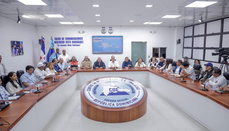 Luis Abinader reunido con funcionarios de organismos de socorro.