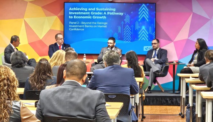 Magín Díaz en uno de los encuentros con FMI y Banco Mundial.