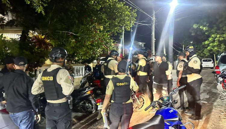 Miembros de la DNCD en operativos en Nigua y Haina.