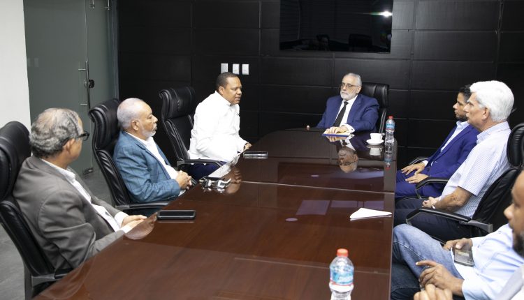 Reunión del director de Pro Consumidor, Eddy Alcántara, con el presidente de la LIDOM, Vitelio Mejía, y representantes de equipos de béisbol.