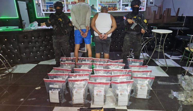 Dos detenidos con la droga incautada en la provincia La Altagracia.