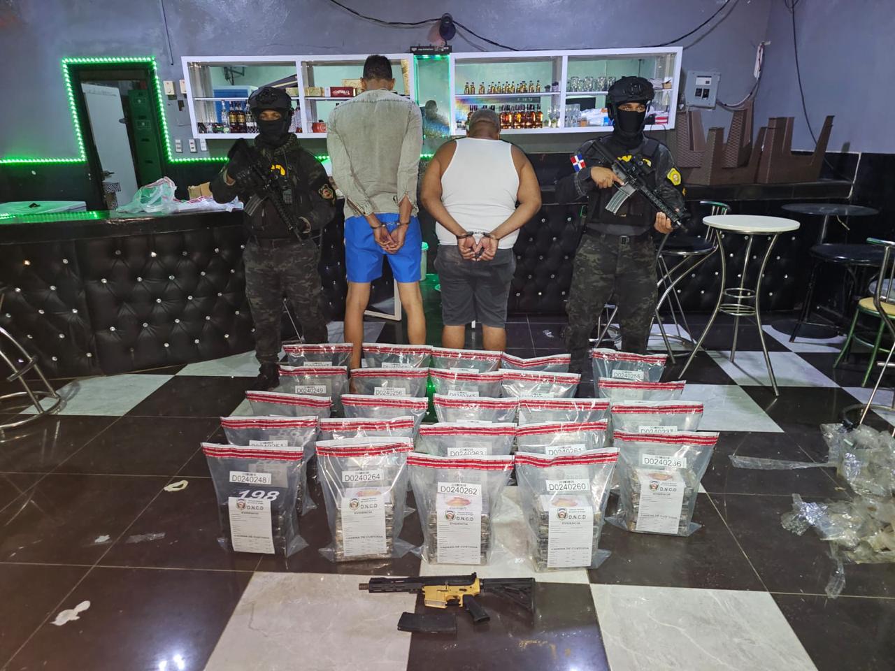 Dos detenidos con la droga incautada en la provincia La Altagracia.