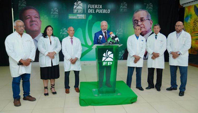 Ramón Alvarado y otros miembros de la Secretaría de Salud de la Fuerza del Pueblo.