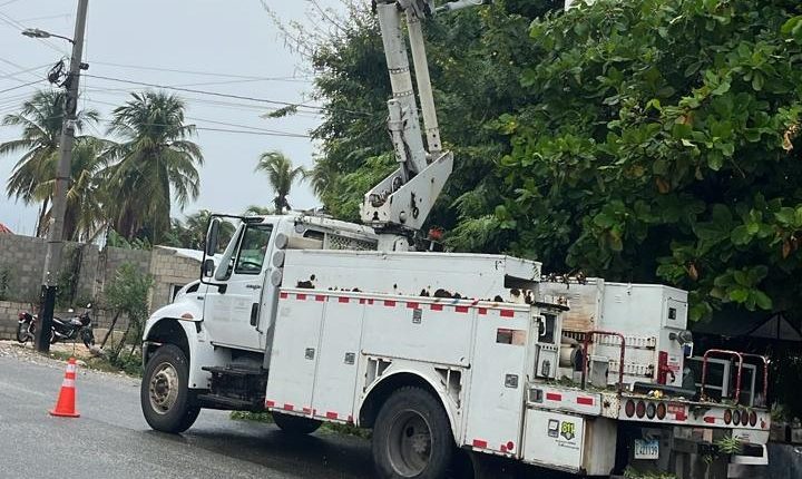 Una brigada de distribuidora en labores tras los efectos de la tormenta Melissa.