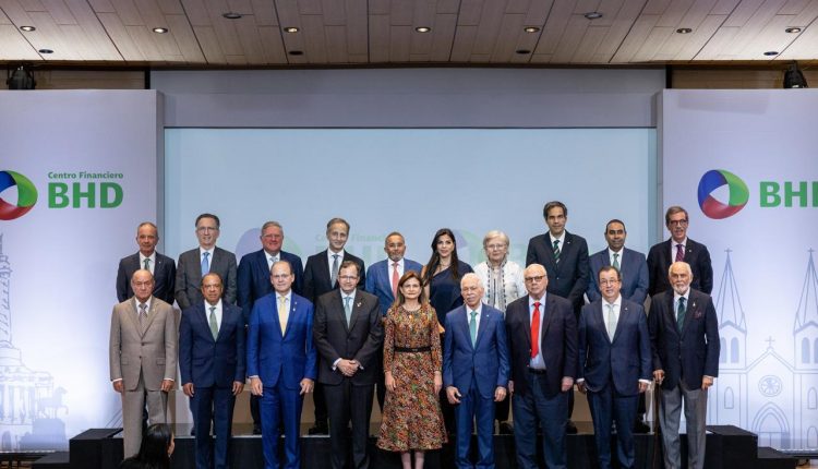 Vicepresidenta Raquel Peña y ejecutivos del BHD encabezaron entrega de donativo.