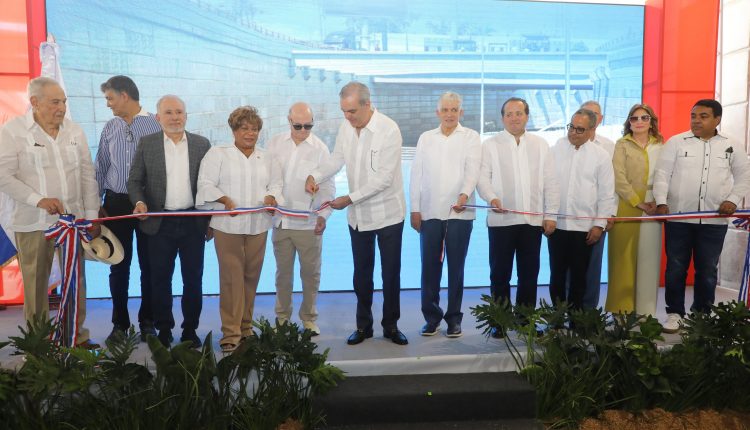 Luis Abinader corta cinta para inaugurar el Desnivel de la 27 de Febrero.