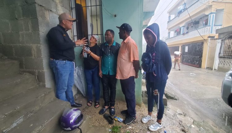 Miembros de la Policía con familiares de joven hallado muerto.