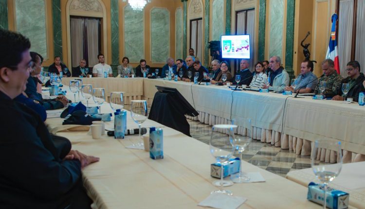 Reunión de Abinader con organismos de socorro por la tormenta Melissa.