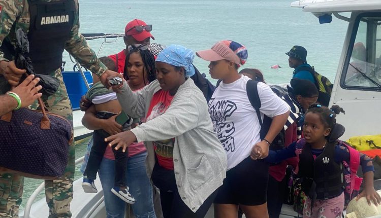 Personas asistidas por el Ministerio de Defensa en la Isla Saona.