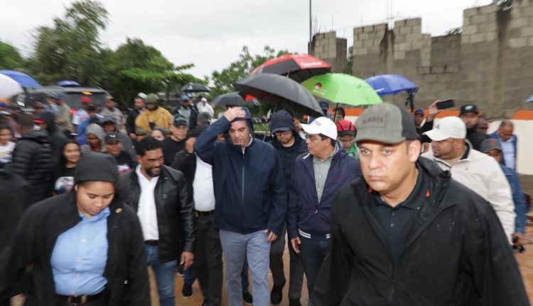 Abinader supervisa cañada en Palmarejo.