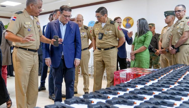 Sanz Lovatón en entrega de donativo al Ministerio de Defensa.