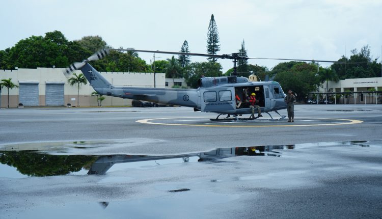 Equipo de Fuerza Aérea en labor de rescate.